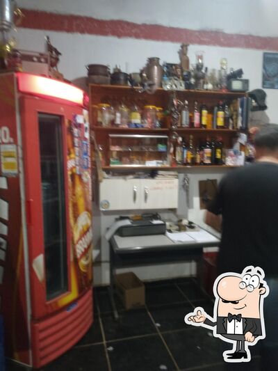 Sente em uma das mesas no Bar do Sandro