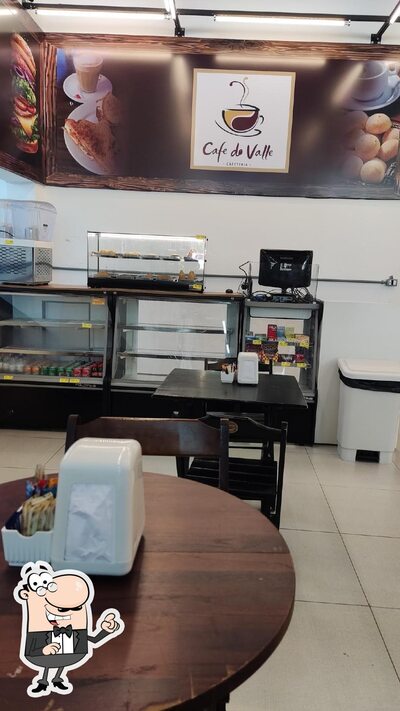 Sente em uma das mesas no Café do valle