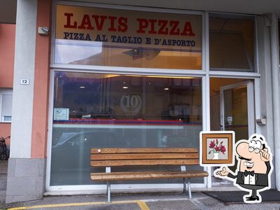 Dai un'occhiata agli interni di Lavis Pizza