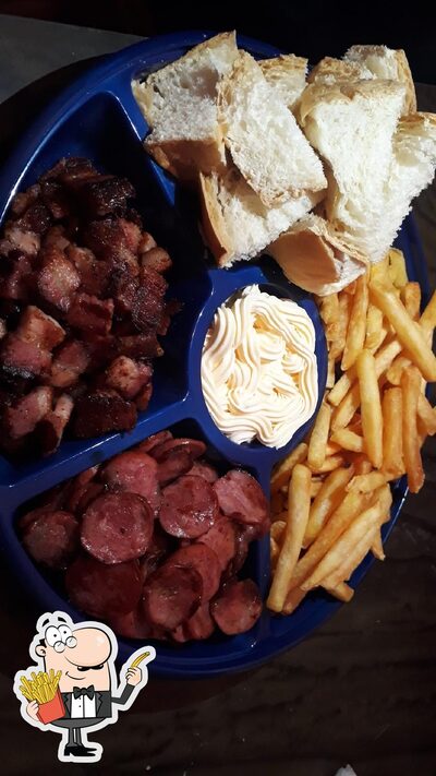 Peça batatas fritas francesas com diferentes molhos