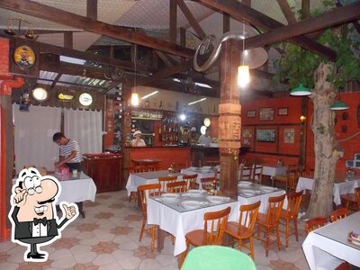 Sente em uma das mesas no pizzaria Capitão Mainha