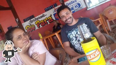 Sente em uma das mesas no Restaurante Rio Pará
