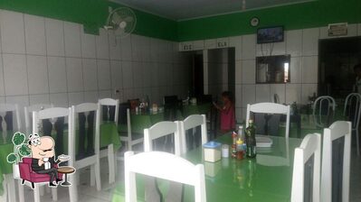 O interior do Restaurante Deus Conosco