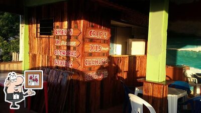 Sente em uma das mesas no Mini Mercado Spelier