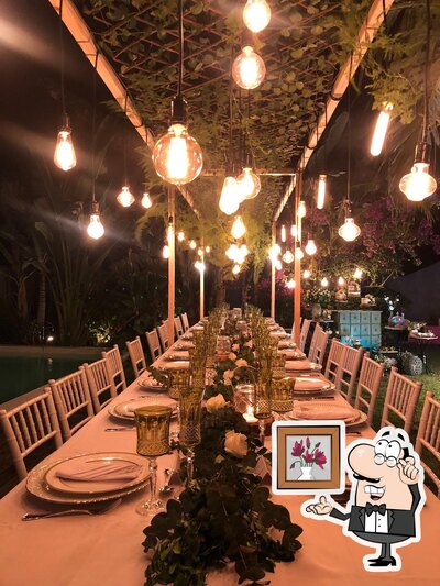 Sente em uma das mesas no Castelo Pink Boutique Hotel