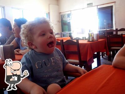 Sente em uma das mesas no Restaurante Mattos Pastelaria