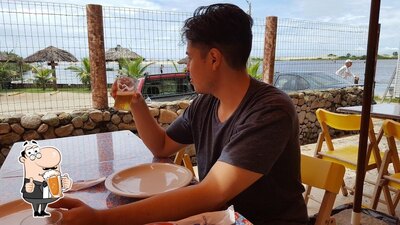 Desfute uma tulipa de cerveja leve ou escura