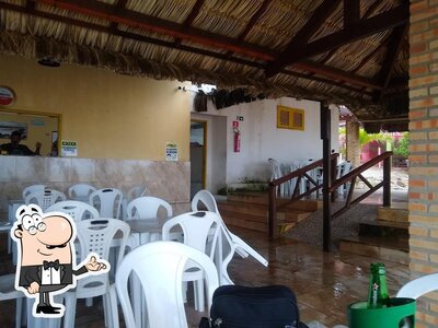 Sente em uma das mesas no Barraca do Gilson