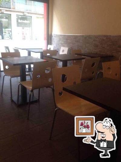 Dai un'occhiata agli interni di Mondial Kebab
