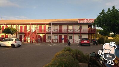 Vous pouvez prendre un bol d'air frais dans l'espace ouvert de Brit Hotel Confort Manosque Cadarache