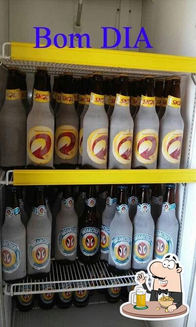 Desfute um copo de cerveja leve ou escura