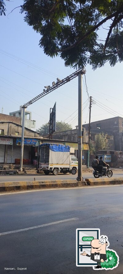 The outside area is an important feature of Raja Vadapav