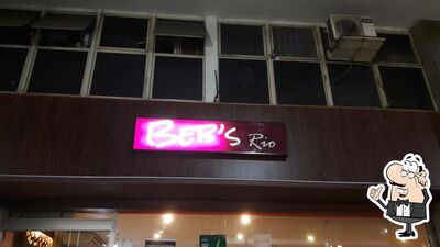 Sente em uma das mesas no Beb's Rio
