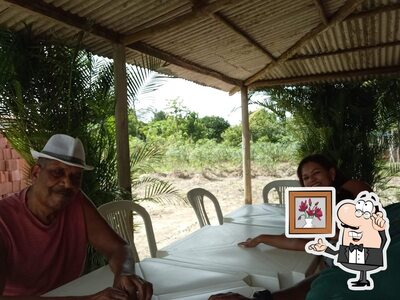 Sente em uma das mesas no Rivas