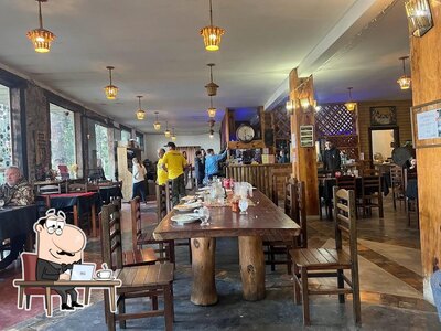 Sente em uma das mesas no Café no Caminho