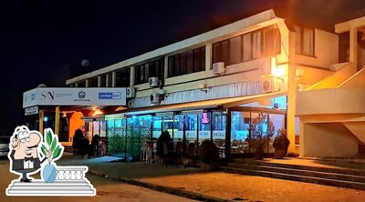 Vous pouvez prendre un bol d'air frais dans l'espace ouvert de Offside caffee bar