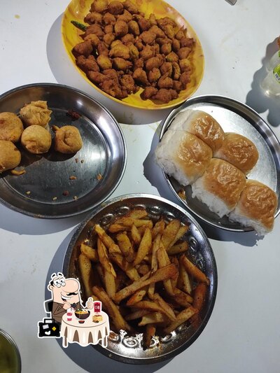 Food at Yogesh Vada-Pav