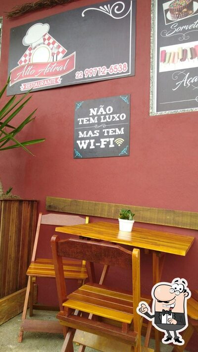 Sente em uma das mesas no Restaurante Alto Astral