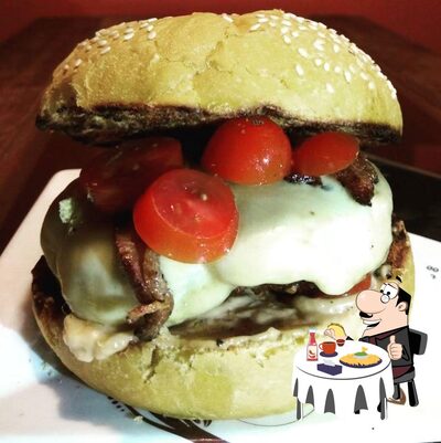 Deguste um dos hambúrgueres disponíveis no Harmonia Grill