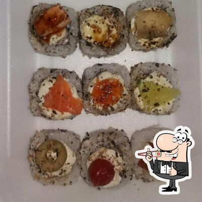 Rolos de sushi são oferecidos por Duh sushi