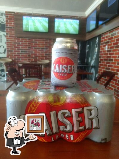 Sente em uma das mesas no Beer Center