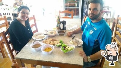 Sente em uma das mesas no Restaurante Nativos
