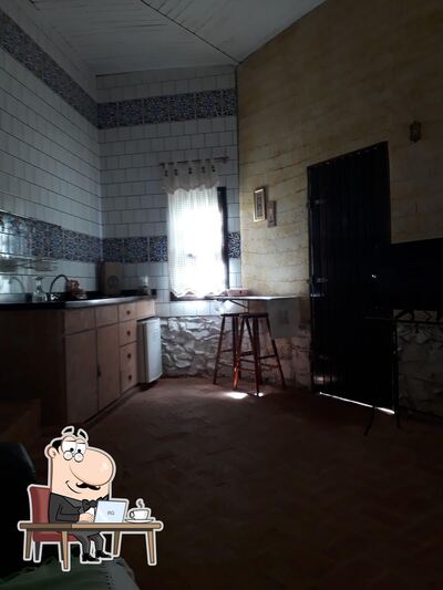 Sente em uma das mesas no Hotel Mosteiro