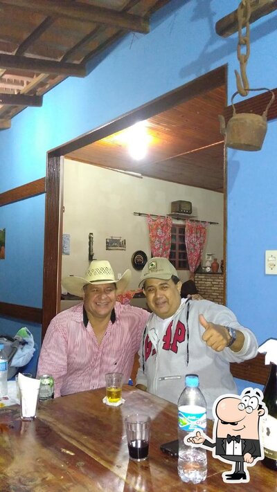 Sente em uma das mesas no Restaurante Ranchão
