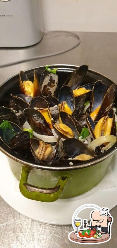 The visitors of Rendez-Vous des Artistes can order various seafood meals