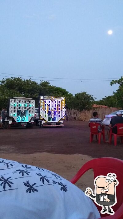 Sente em uma das mesas no Bar do Leo