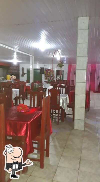 Sente em uma das mesas no Restaurante Alvorada