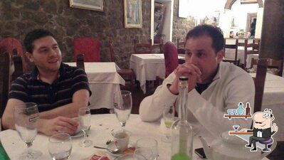 Siediti a un tavolo di Bodeguita Del Medio