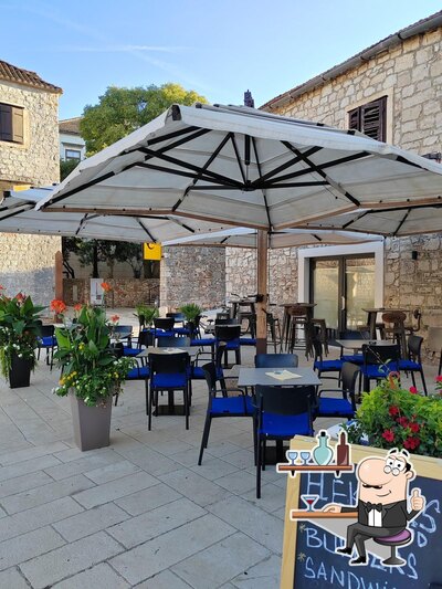 Siediti a un tavolo di Hektor's Bar