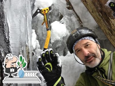 Puoi goderti l'aria fresca da seduto all'esterno di Malga Sorgazza