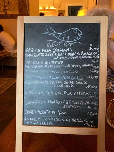Besugo offre il menu scritto su una lavagna