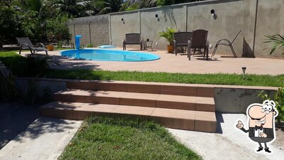 Sente em uma das mesas no PIZZARIA & pousada Bom Sucesso