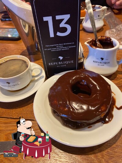 Não esqueça de experimentar uma sobremesa no Republique du Café