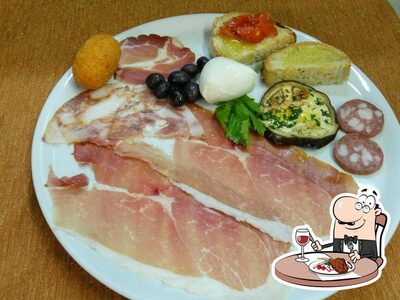 Ordina i un pasto a base di carne alla pizzeria ristorante zampi