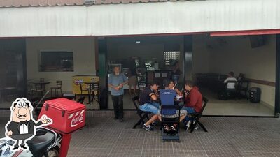 Sente em uma das mesas no Salgadinhos da hora