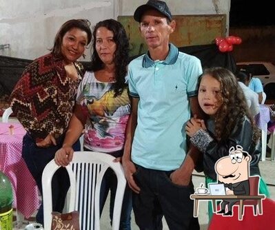 Sente em uma das mesas no Cantina da Tia Dani