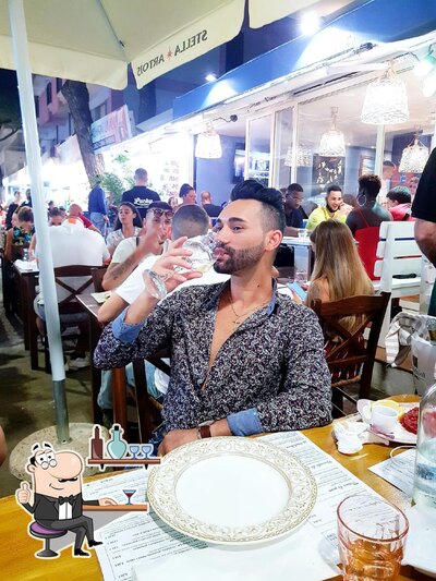 Dai un'occhiata agli interni di Lucky corner