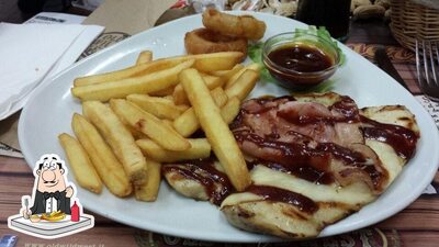 Ordina le patatine fritte con vari tipi di salsine