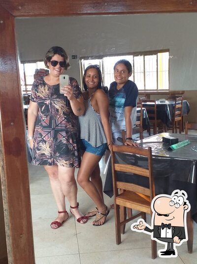 Sente em uma das mesas no Ponto VIP
