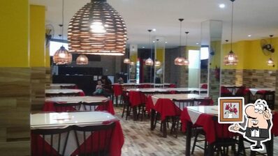 Sente em uma das mesas no Pizzaria da hora