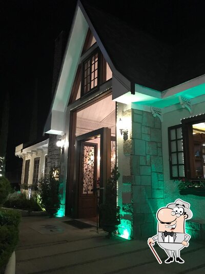 Você pode espairecer no na área externa do 1912 Bistro