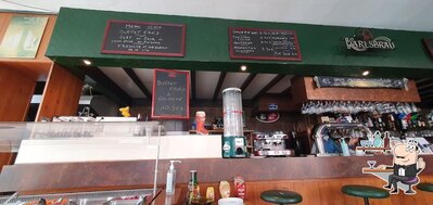 Installez-vous à l'une des tables de Le Colbert