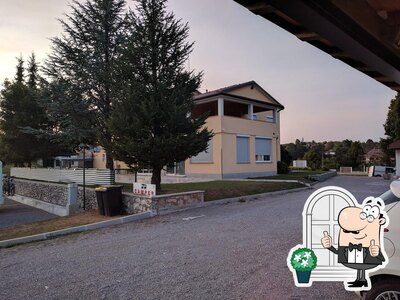 Curiosa tra l'area esterna di Pension Patrik