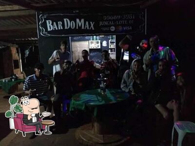 Sente em uma das mesas no Bar Do Max