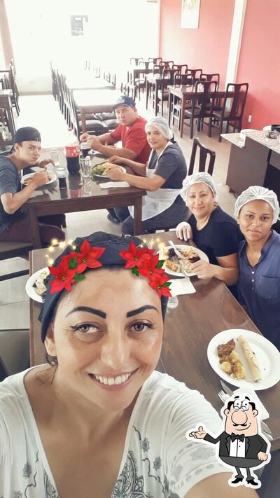 Sente em uma das mesas no Restaurante MÜLLER