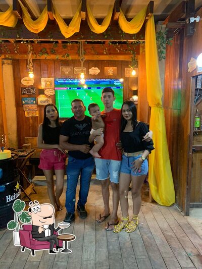 Sente em uma das mesas no GARAGEM BEER